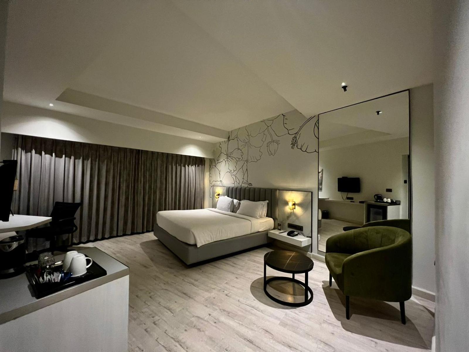 The Hans Hotel Хубли Экстерьер фото
